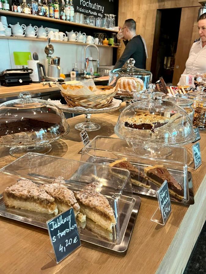 De Luxe 4 May Plaza Bratysława Zewnętrze zdjęcie